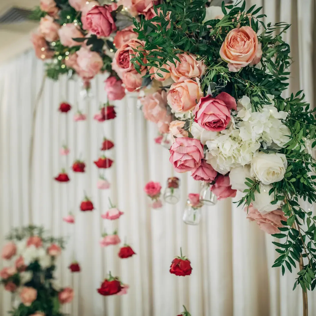 Hochwertiges Kunstblumen-Arrangement in einer Vase
