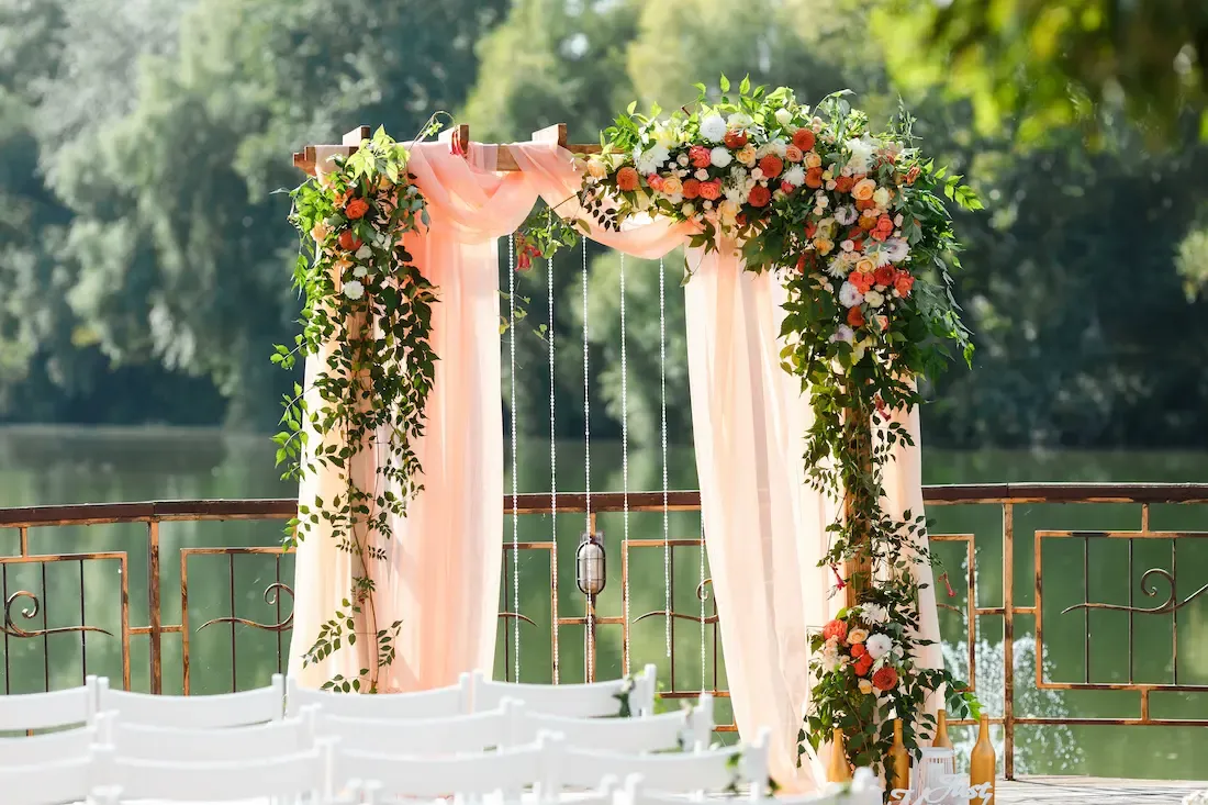 Geschmückter Traubogen für eine freie Trauung im Garten