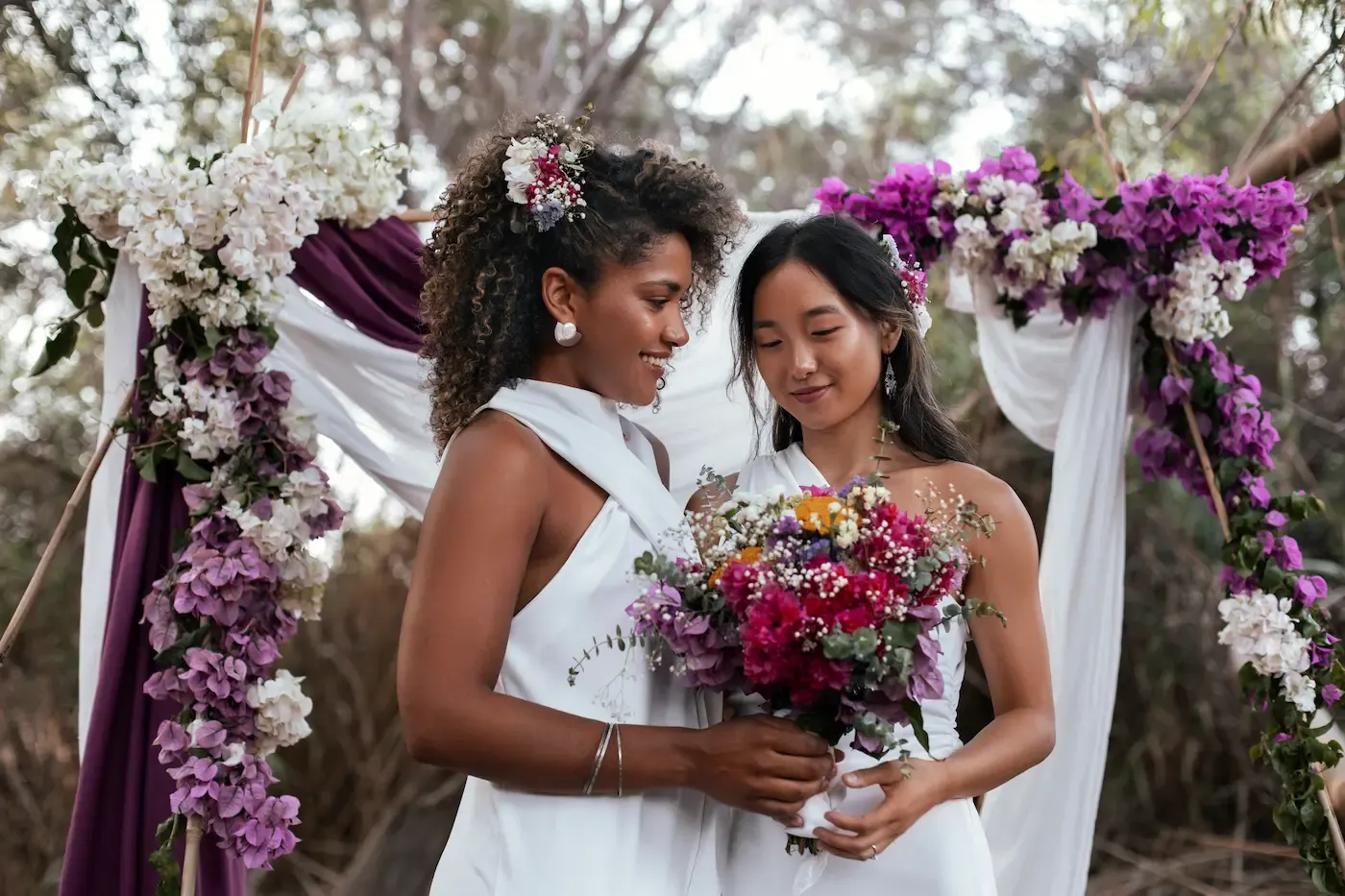 Glückliches Brautpaar läuft Hand in Hand über eine Wiese Glückliches Brautpaar läuft Hand in Hand über eine Wiese