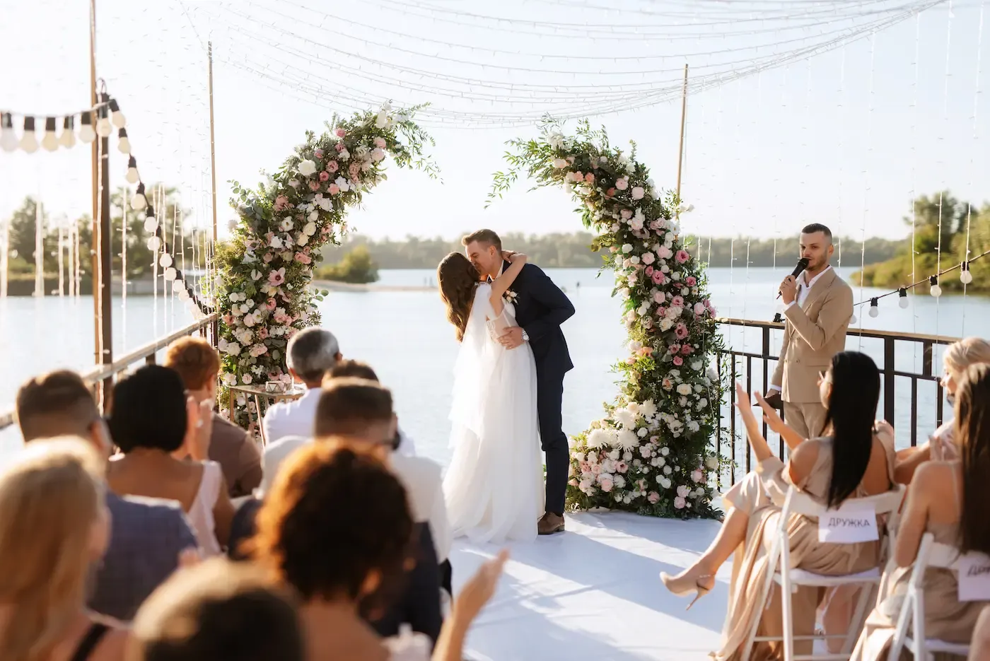 Romantische Hochzeitszeremonie im Freien mit Traubogen Romantische Hochzeitszeremonie im Freien mit Traubogen