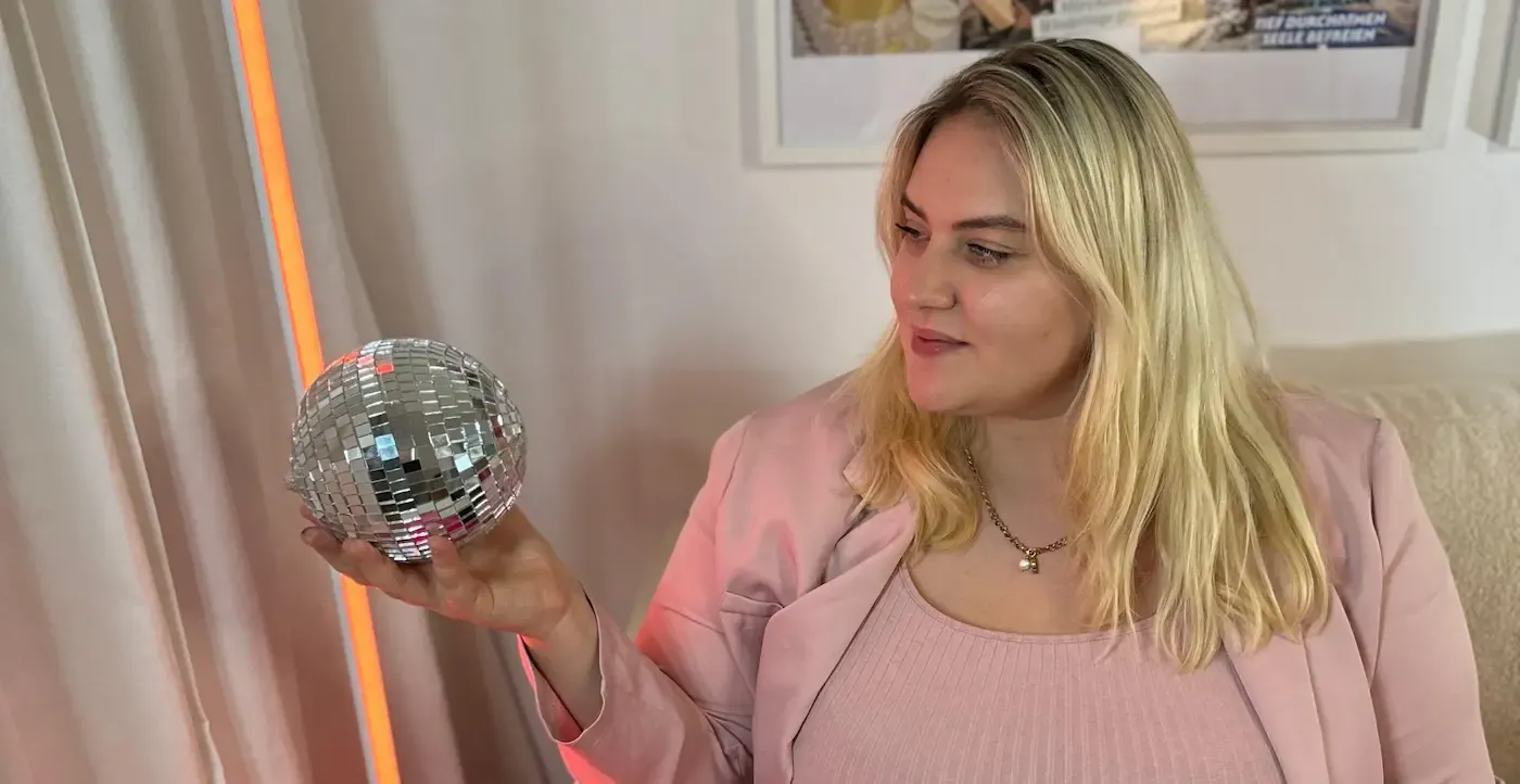 Isabell Spieth, Hochzeitsplanerin aus München, lächelt freundlich in die Kamera