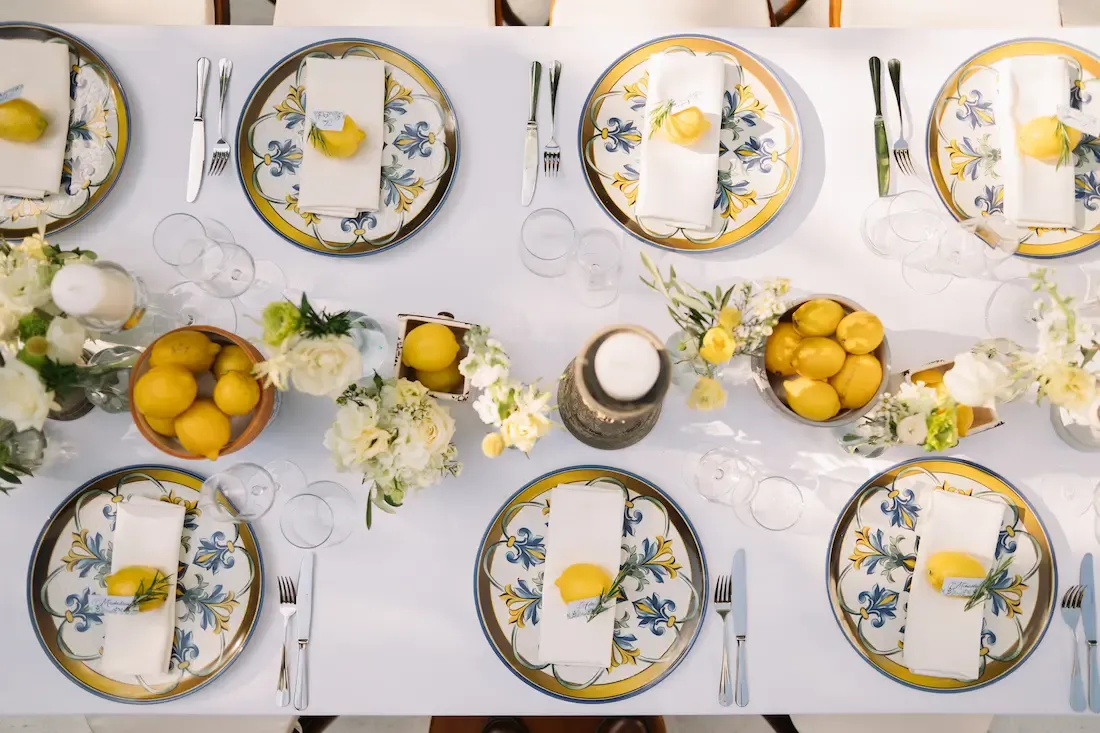 Festlich gedeckter Tisch mit Blumen, Kerzen und Geschirr