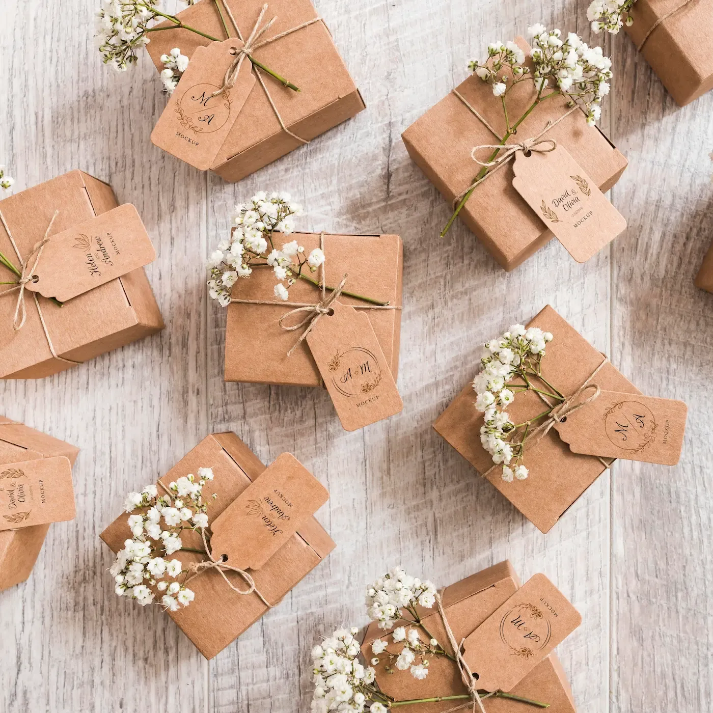 Hübsch verpackte Gastgeschenke mit kleinen Namensschildern